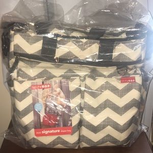 SKIP HOP Duo Signature diaper bag & Diaper Clutch
